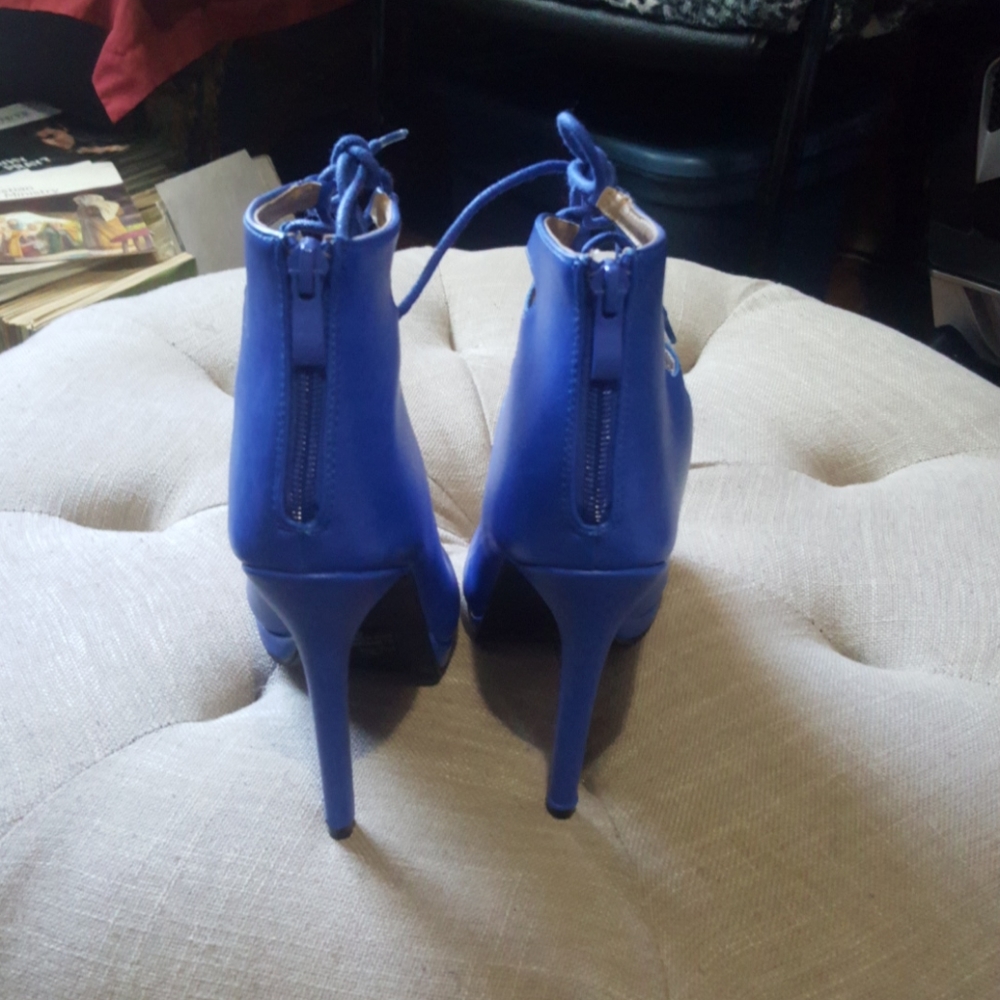 Shoes - Picture 3 of 4